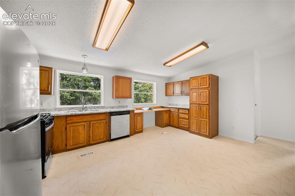 Image 5 of 24: Kitchen