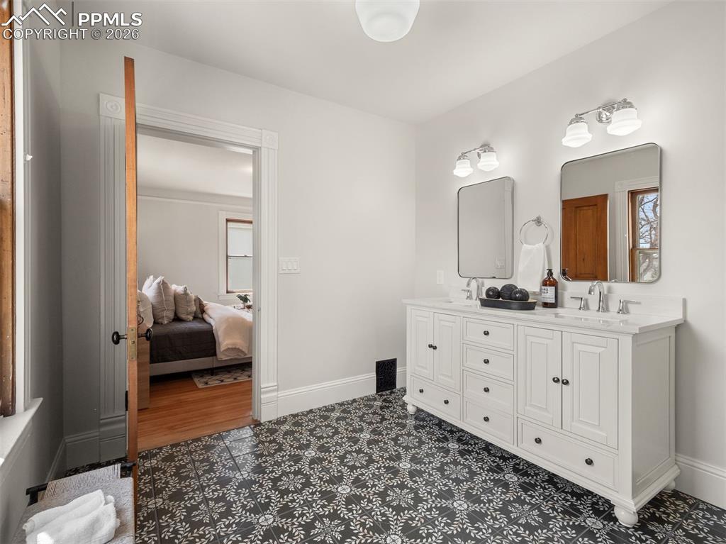 Image 14 of 41: Bathroom