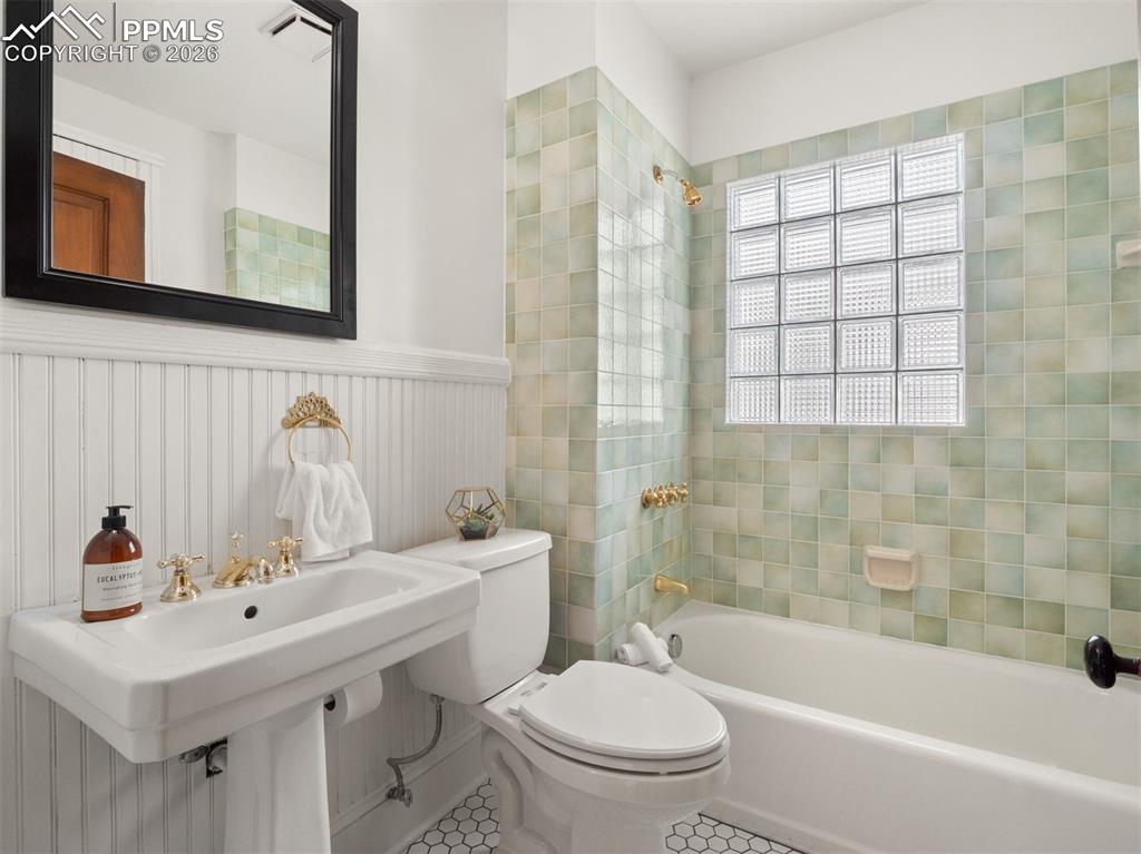 Image 18 of 41: Full bathroom in the hallway.