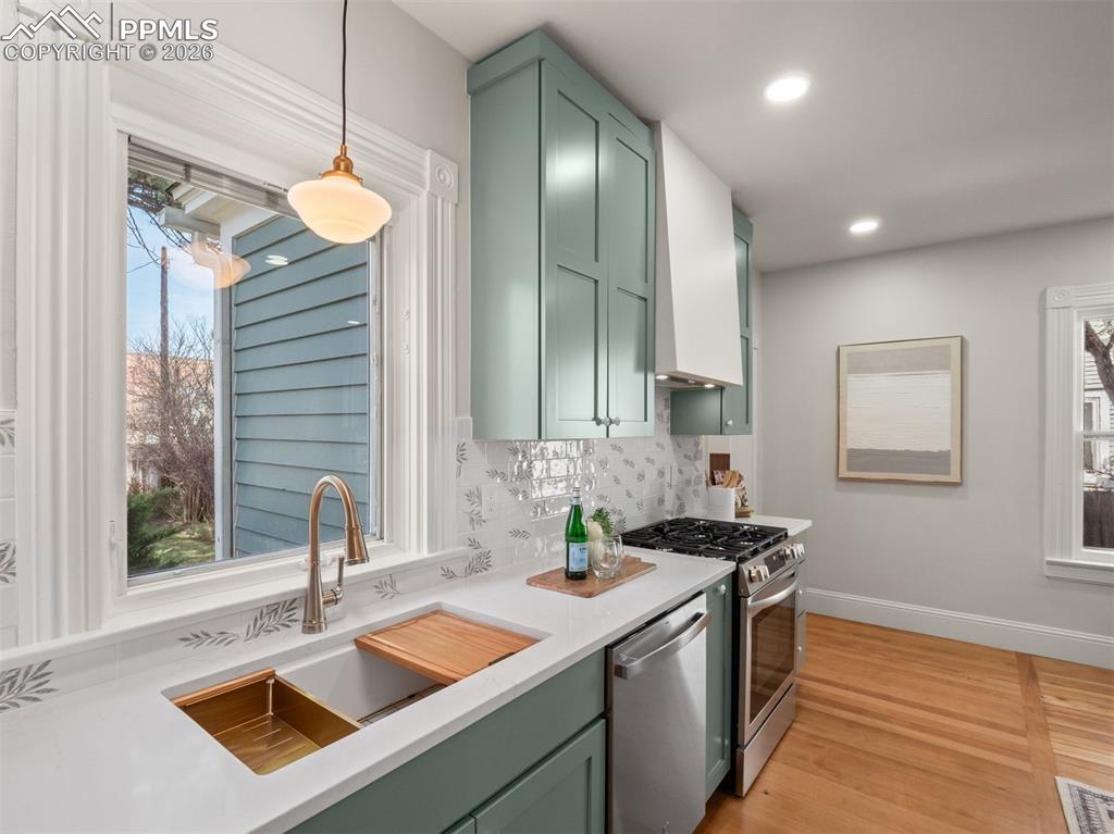 Image 23 of 41: Kitchen