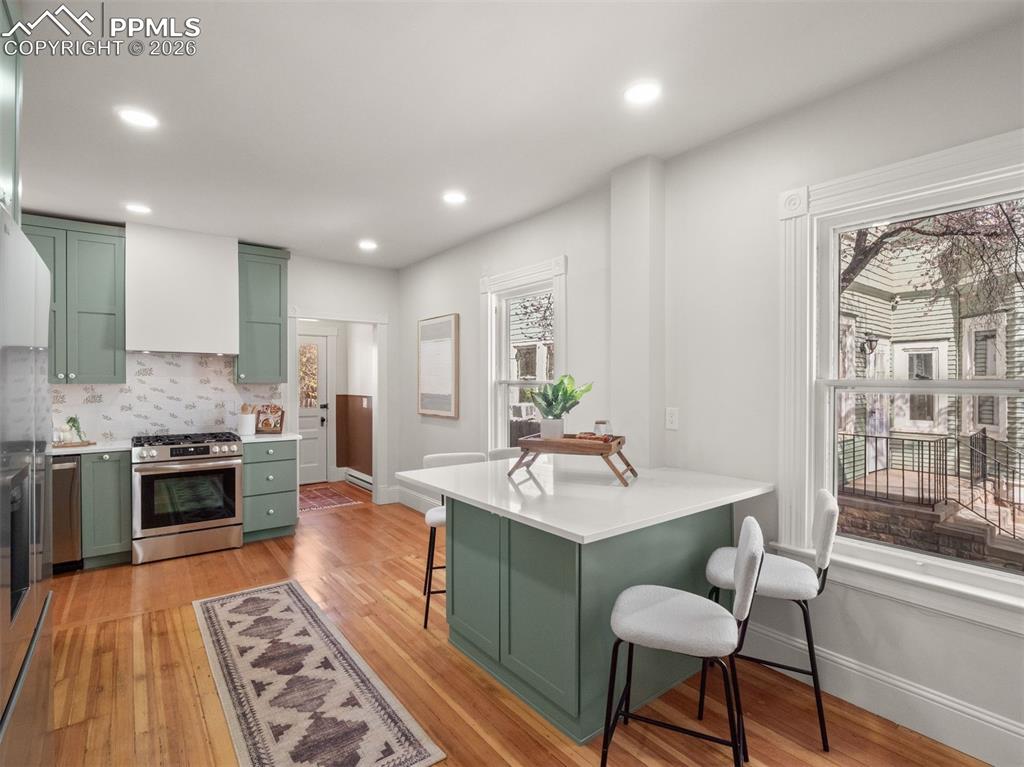 Image 25 of 41: Kitchen