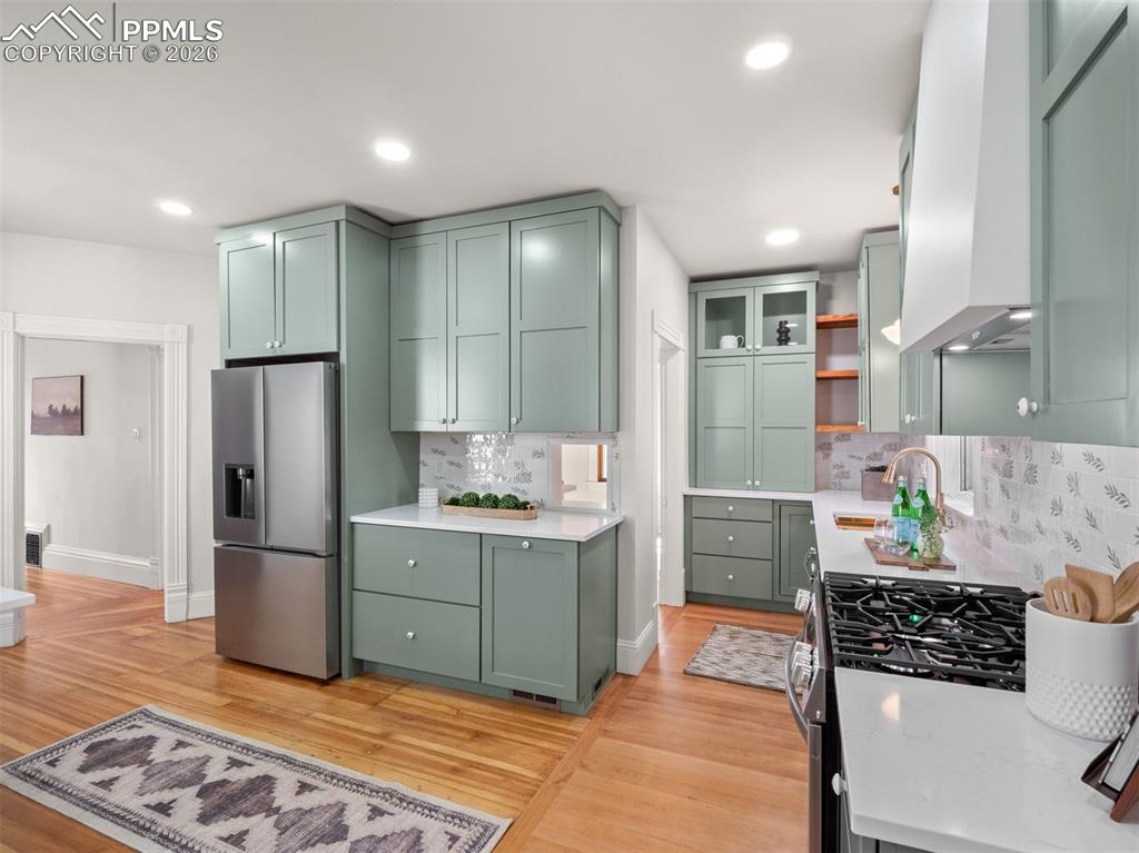 Image 26 of 41: Kitchen