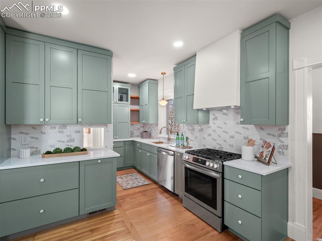 Image 27 of 41: Kitchen