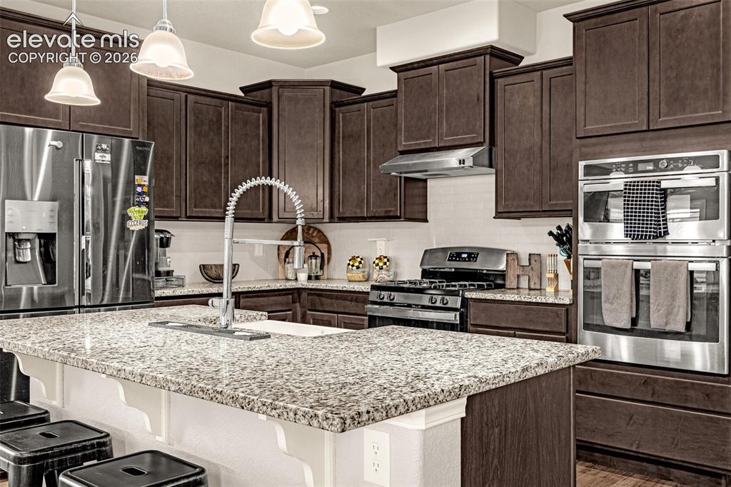 Image 10 of 50: Kitchen
