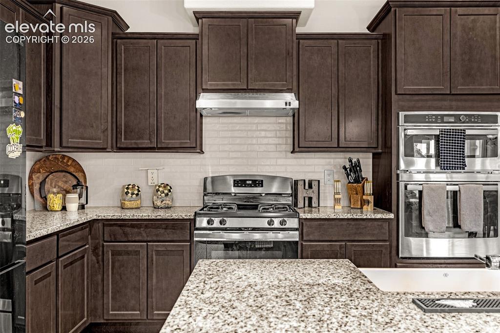 Image 11 of 50: Kitchen