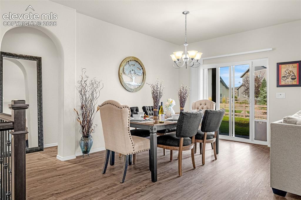 Image 16 of 50: Dining Area