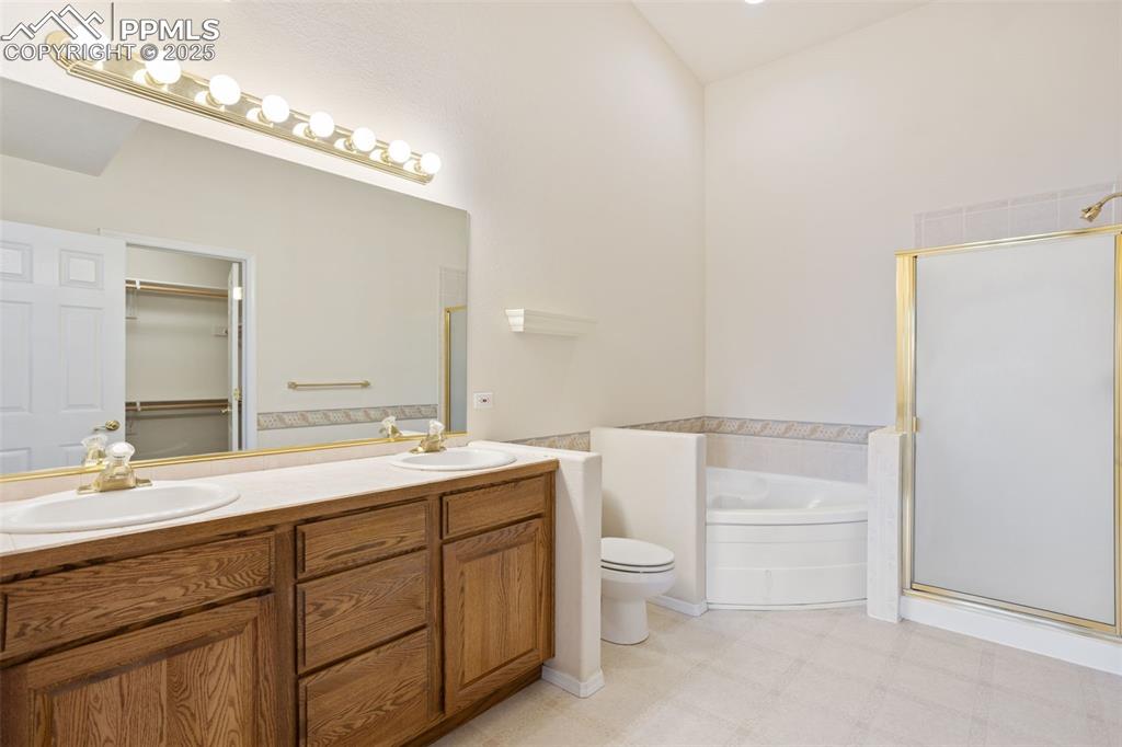 Image 14 of 36: En Suite Primary Bath with Large Walk-in Closet!
