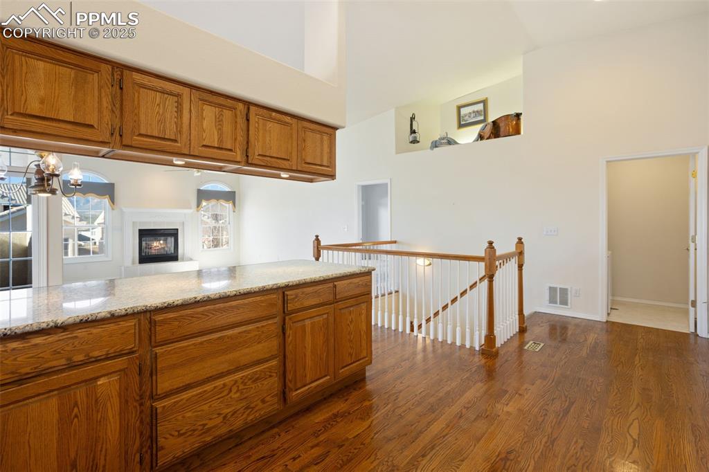 Image 5 of 36: Beautiful Solid Oak Cabinets!