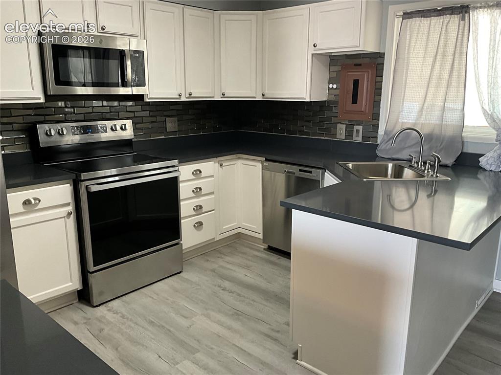 Image 4 of 41: Kitchen