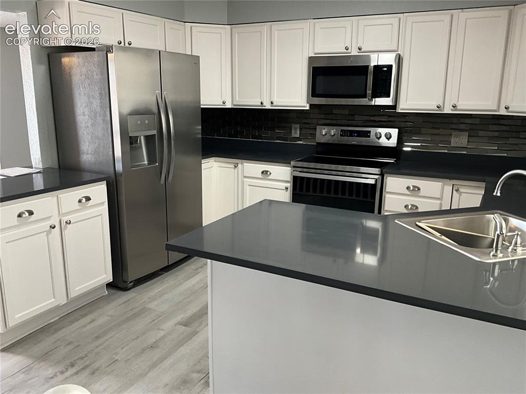 Image 5 of 41: Kitchen