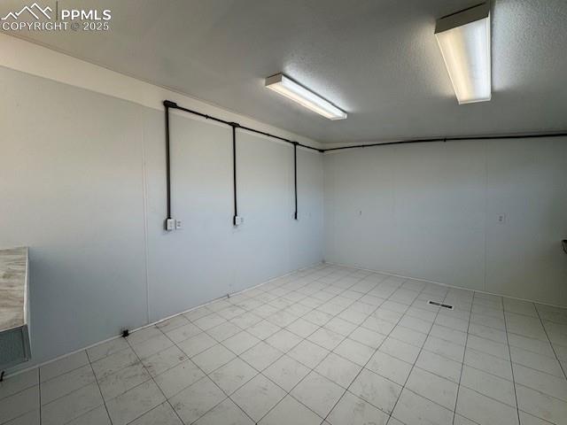 Image 10 of 13: Kitchen