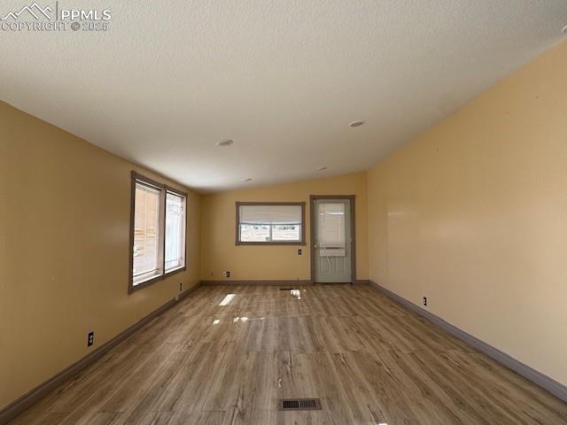 Image 4 of 13: interior / lobby
