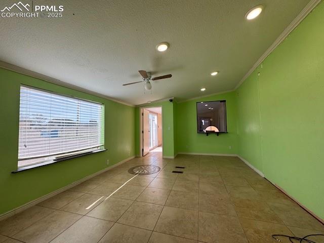 Image 5 of 13: Interior 