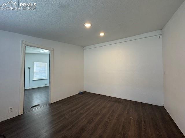 Image 6 of 13: interior / office 