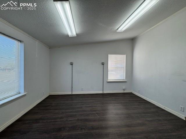 Image 7 of 13: interior / office 