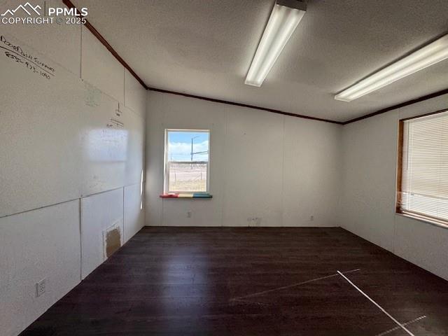 Image 8 of 13: interior / office 
