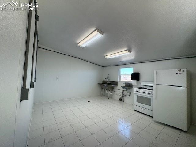 Image 9 of 13: Kitchen 