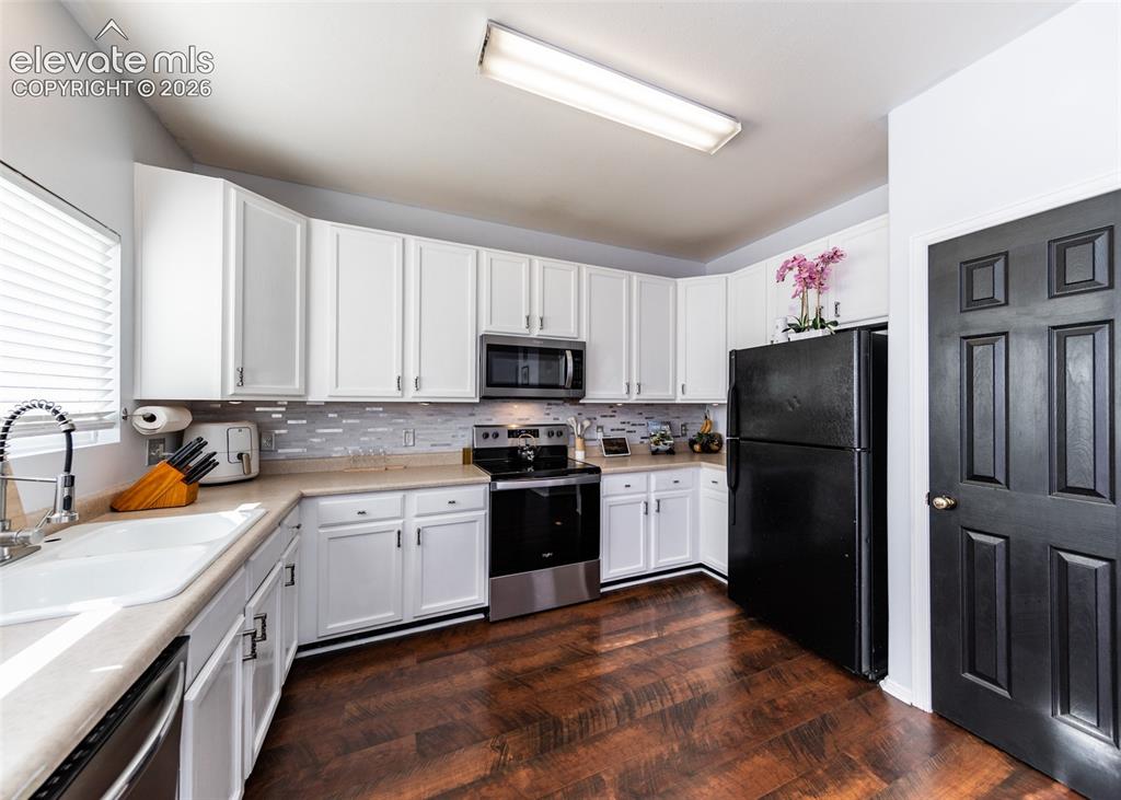 Image 14 of 37: Kitchen
