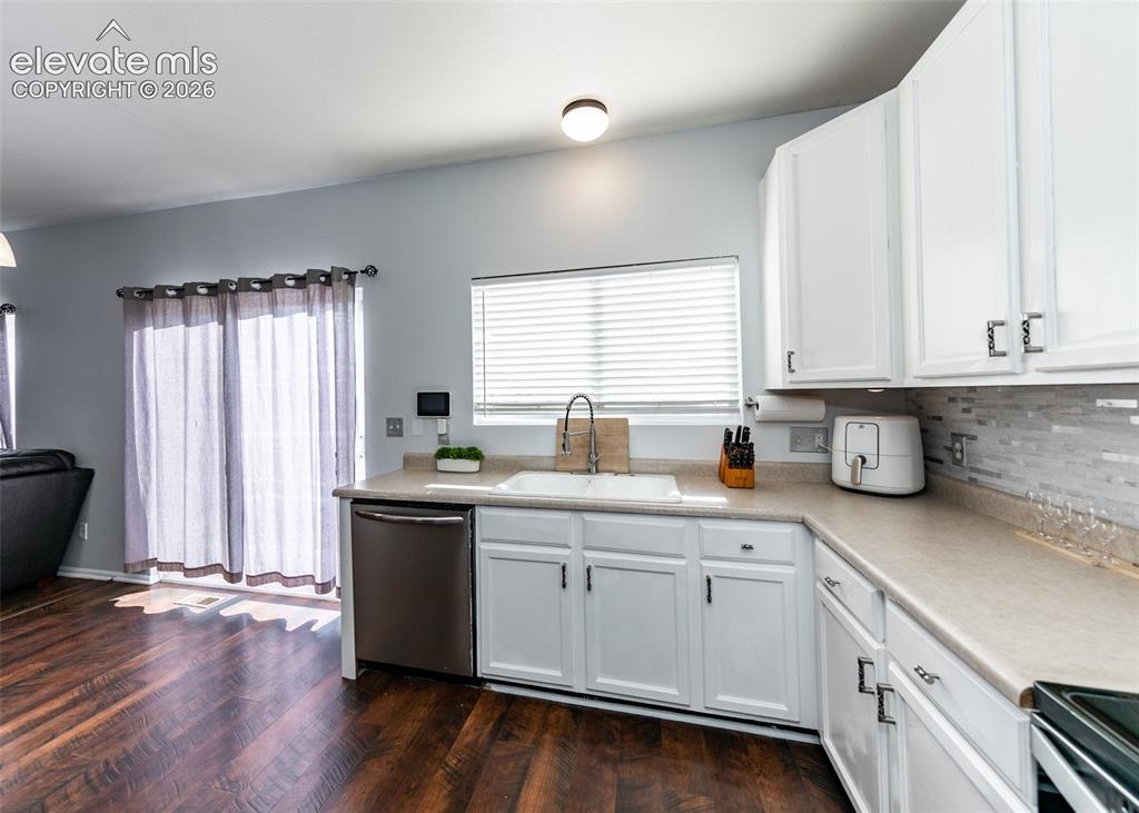 Image 15 of 37: Kitchen