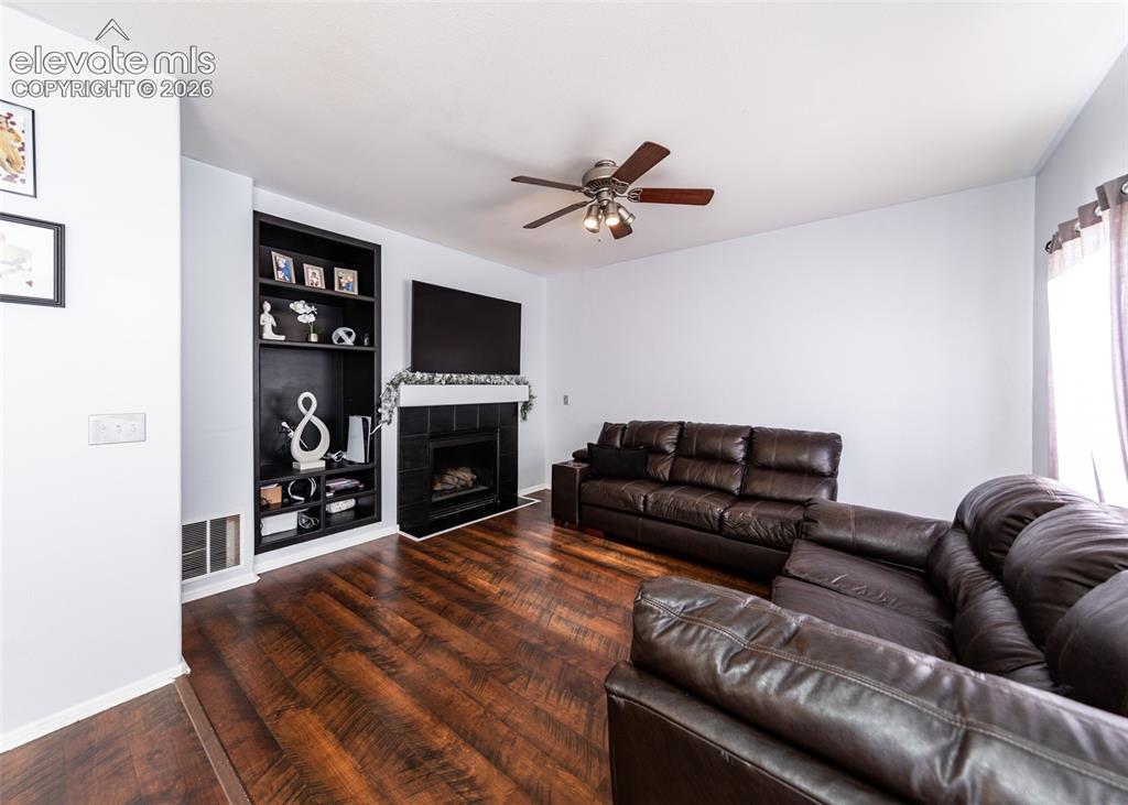 Image 19 of 37: Living Room