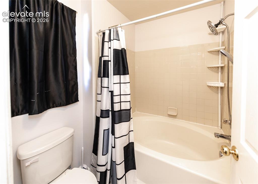 Image 33 of 37: Bathroom
