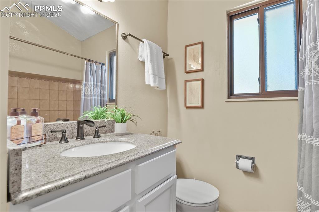 Image 24 of 37: Bathroom