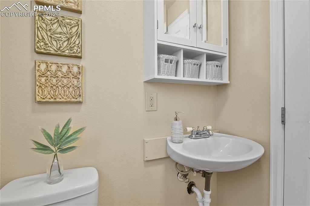 Image 29 of 37: Bathroom