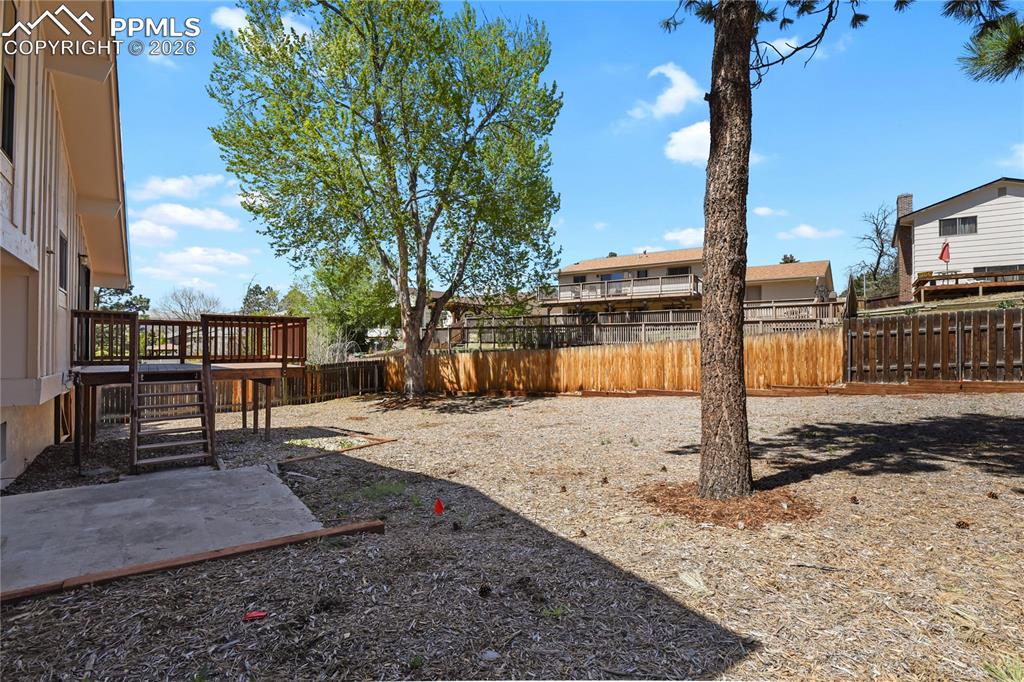 Image 34 of 37: Yard