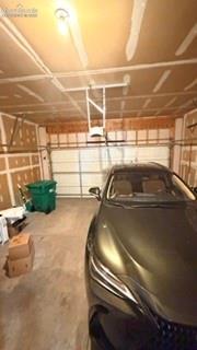 Image 17 of 25: Garage