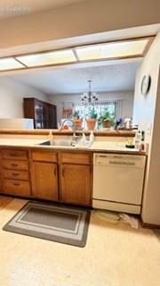 Image 20 of 25: Kitchen