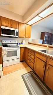 Image 21 of 25: Kitchen