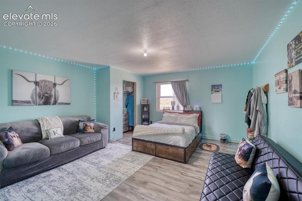 Image 19 of 50: Bedroom
