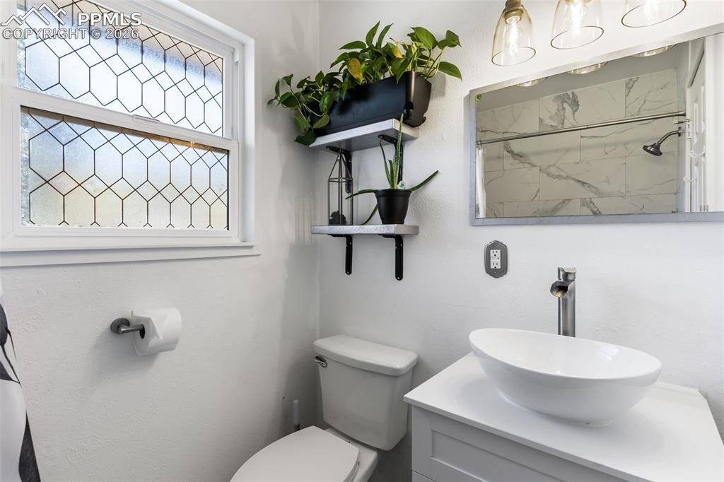 Image 17 of 35: Full bathroom on upper level