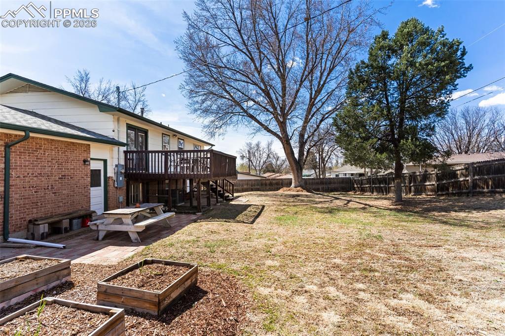 Image 26 of 35: Almost 1/4 acre with mature trees