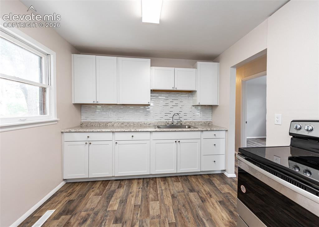 Image 13 of 39: Kitchen