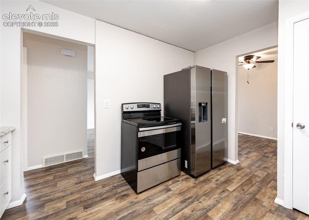 Image 15 of 39: Kitchen