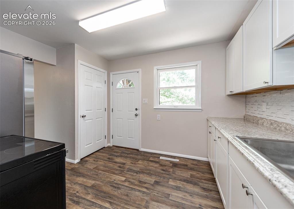 Image 16 of 39: Kitchen