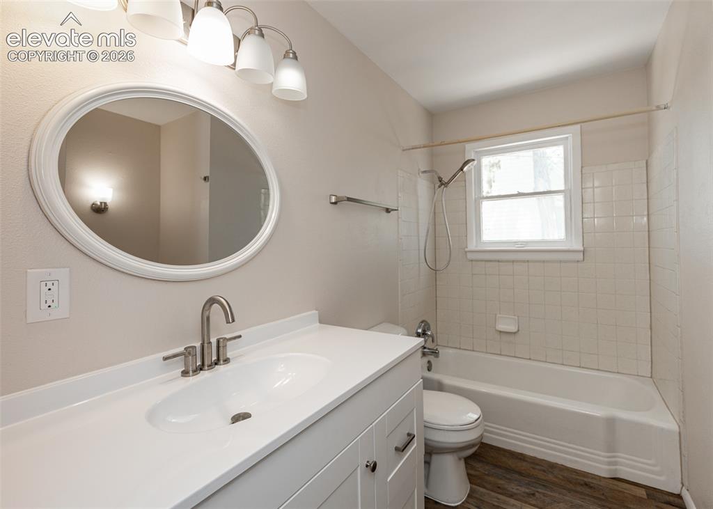 Image 33 of 39: Bathroom