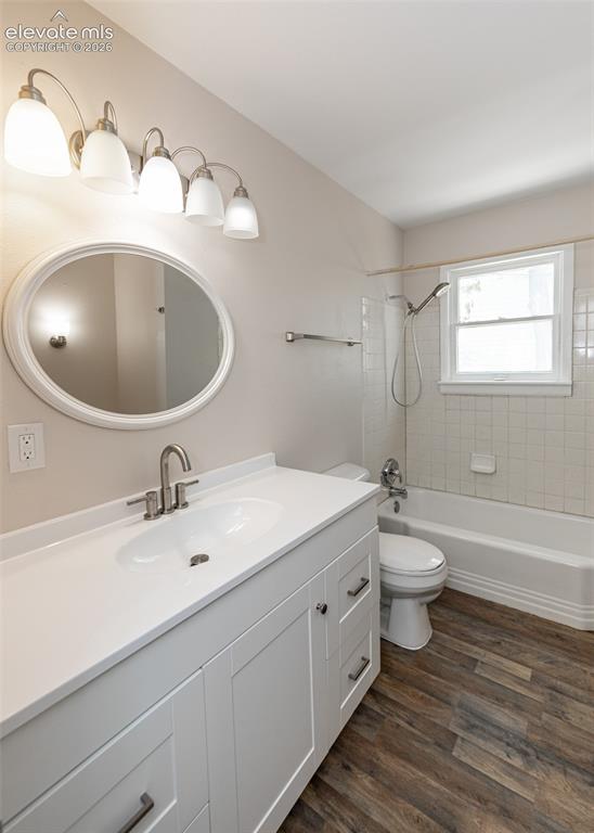 Image 34 of 39: Bathroom