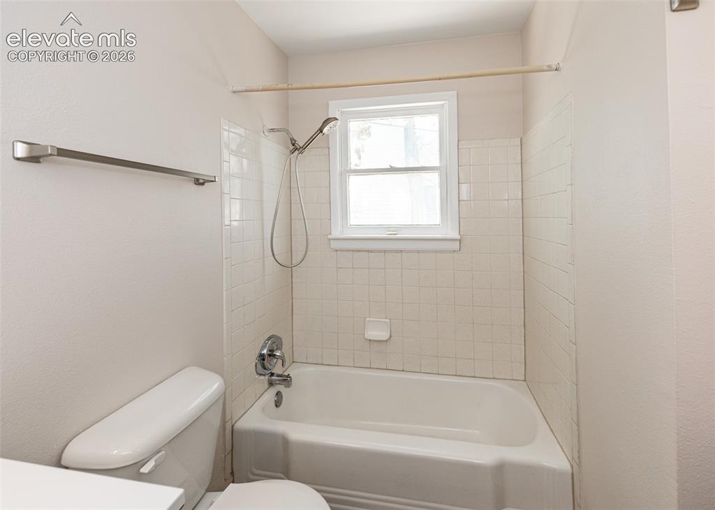Image 38 of 39: Bathroom