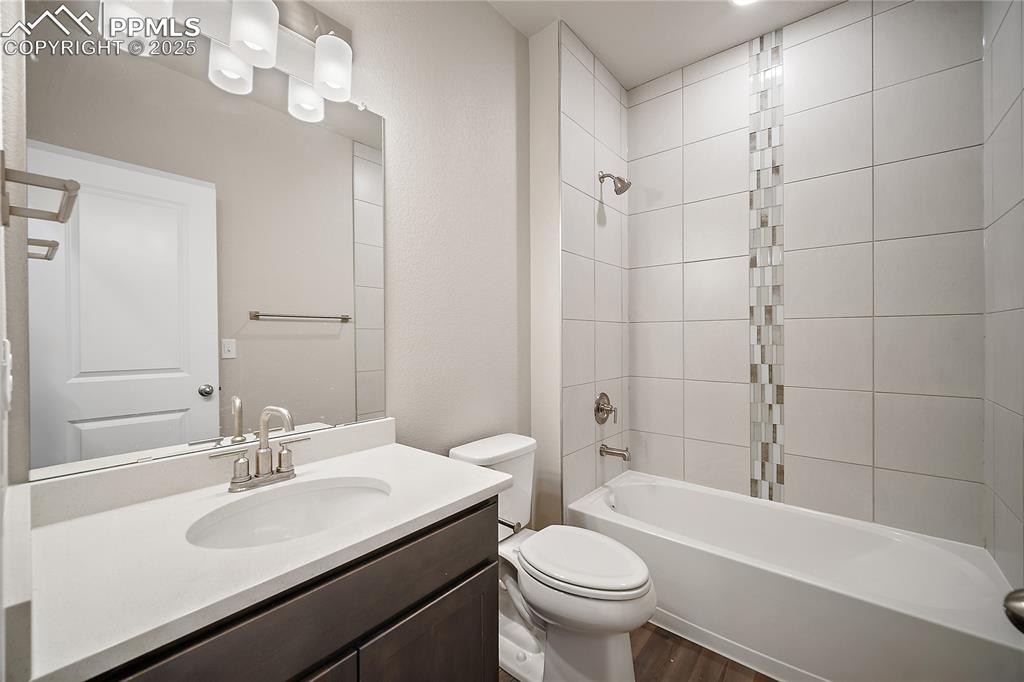 Image 17 of 36: Bathroom