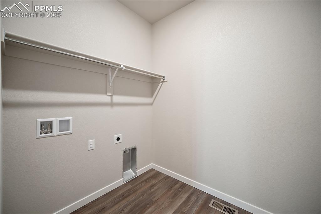 Image 18 of 36: Laundry