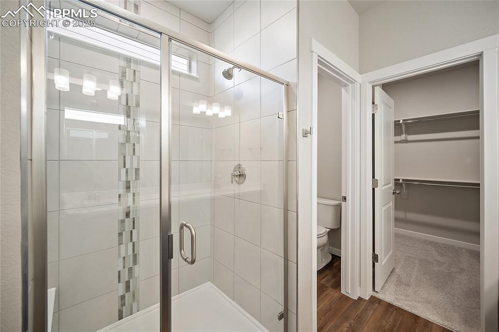 Image 23 of 36: Bathroom