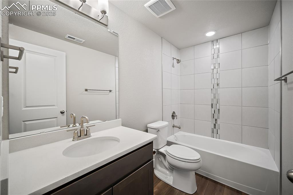 Image 30 of 36: Bathroom