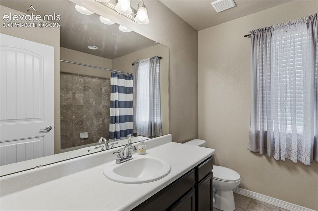 Image 26 of 42: Bathroom