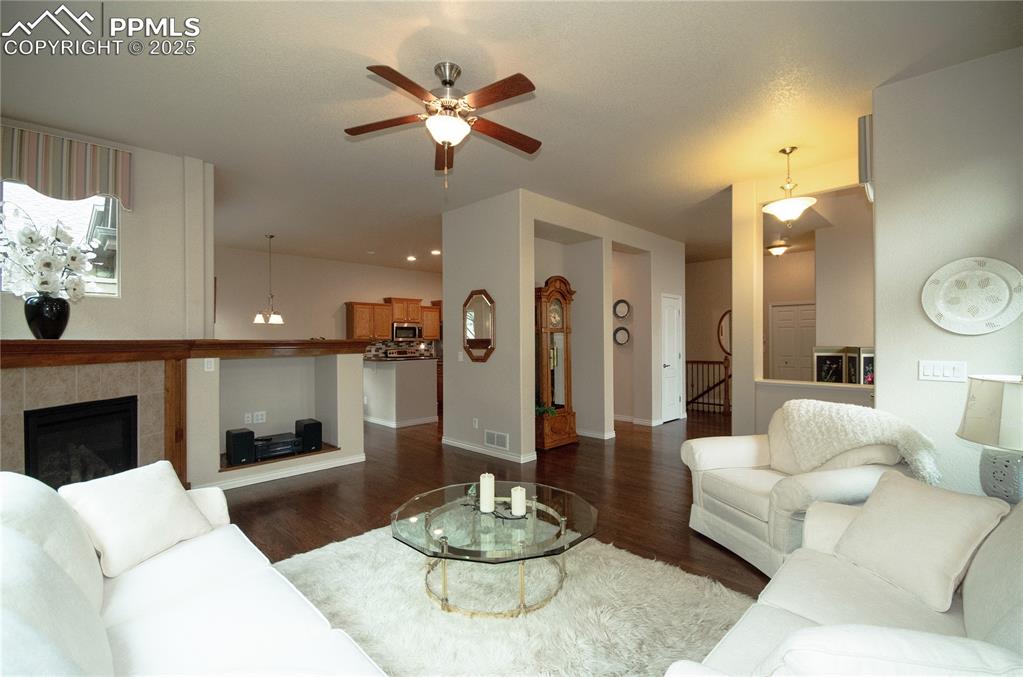 Image 10 of 43: Beautiful oak floors throuth the main floor.