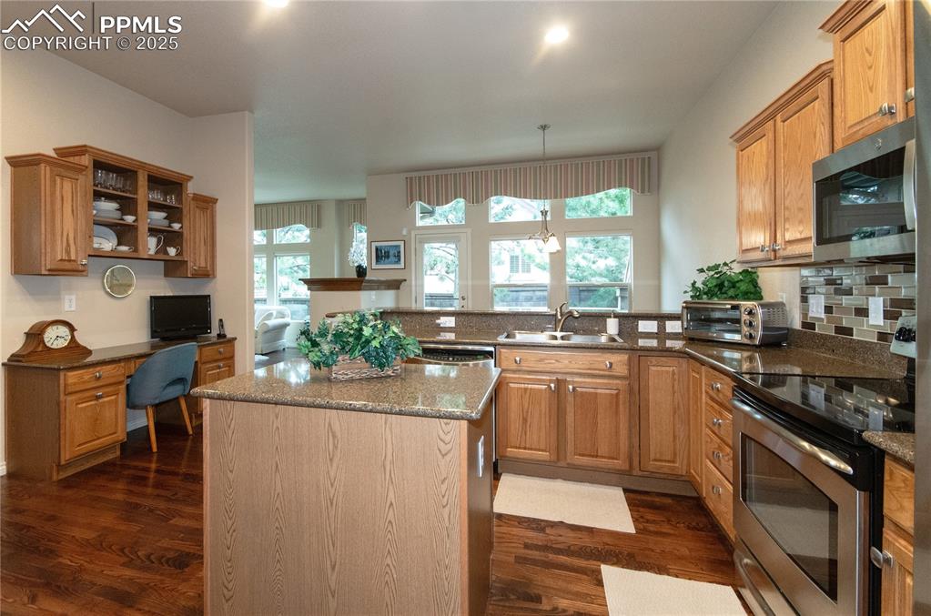 Image 14 of 43: Kitchen