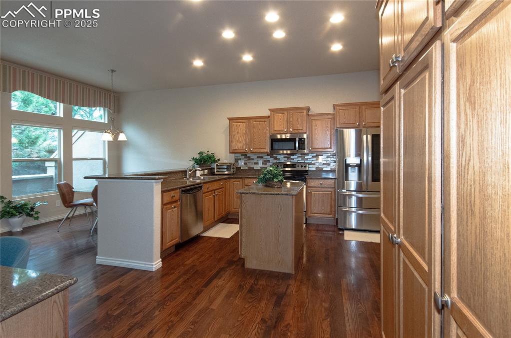 Image 15 of 43: Kitchen