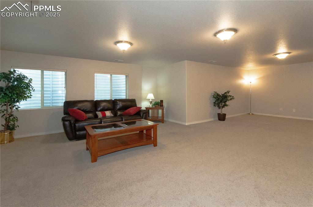 Image 28 of 43: Cozy atmoshpere with soft lighting, warm colors and a welcoming ambiance.