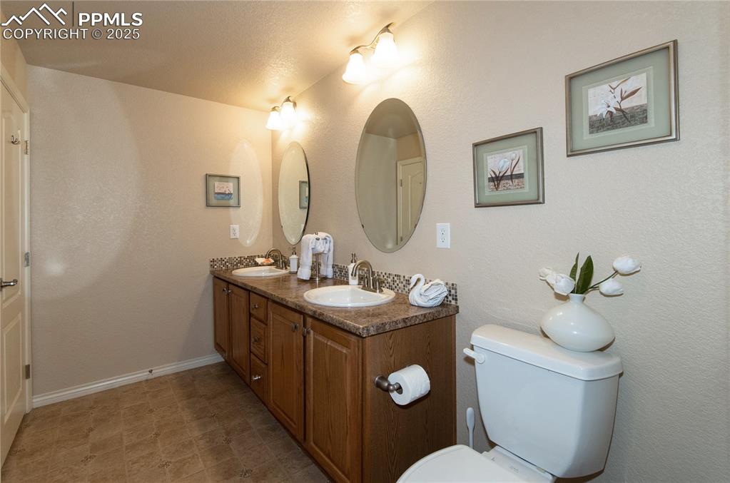 Image 36 of 43: Bathroom